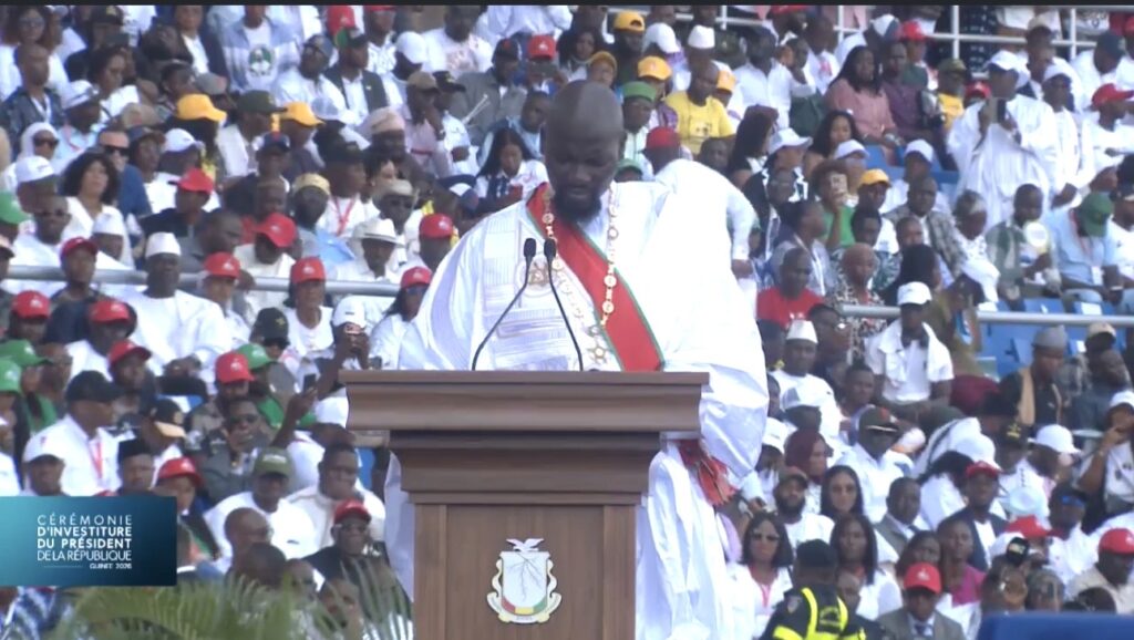 Le président Mamady Doumbouya prête serment au stade Nongo et appelle à l’unité nationale